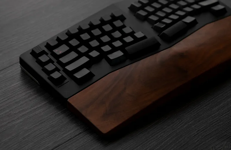 woodenwristrest_d46bf66f-a7f7-490d-80ca-39ad1f24d5c8.webp