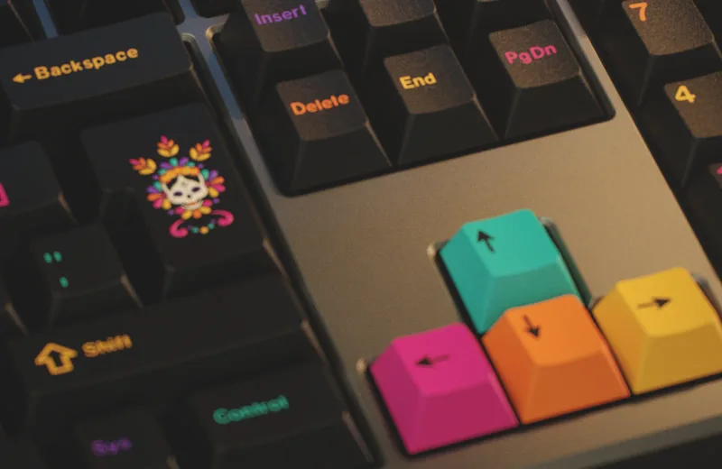GMK_Mictlan_R2_Desk_Fossil_CYL_CU.webp