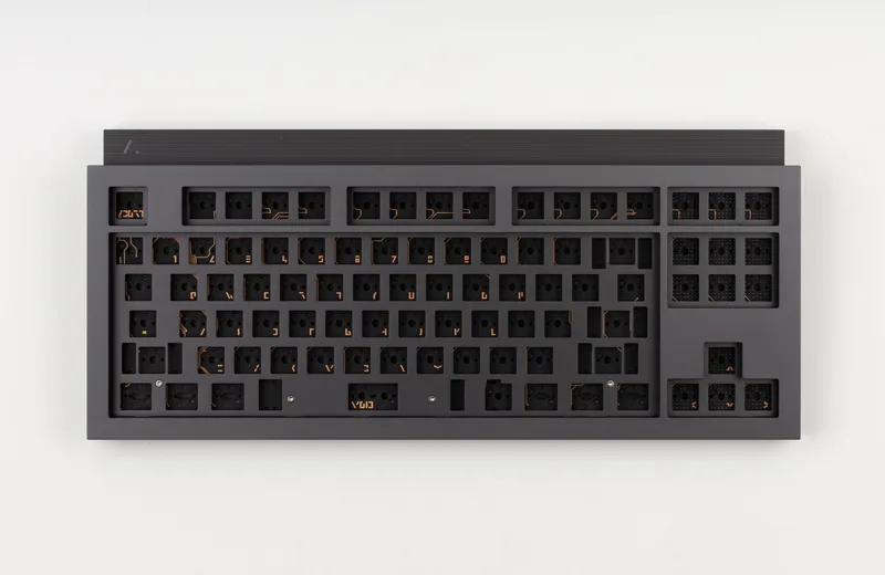 Stratum80_black.jpg