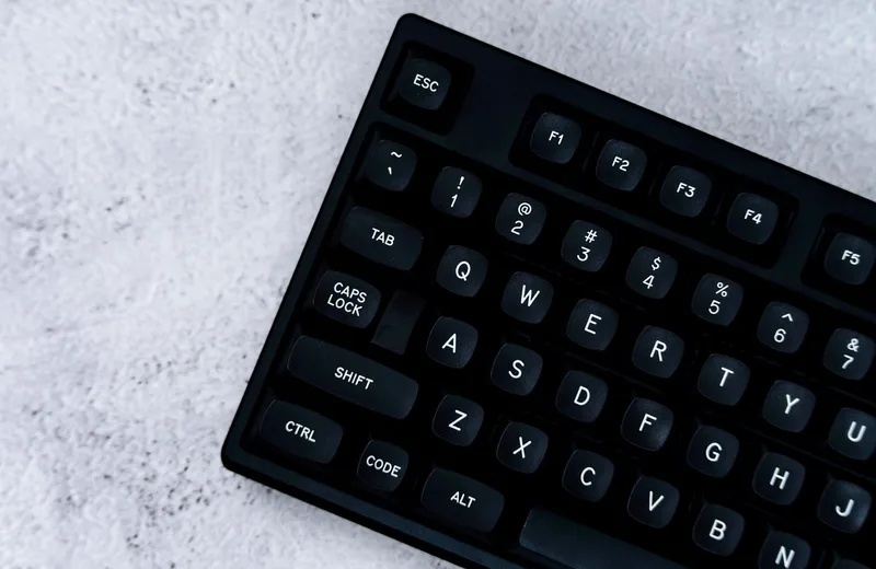 GMK-MTNU-WoB_White-on-Black_Keycaps_20_281_29.jpg