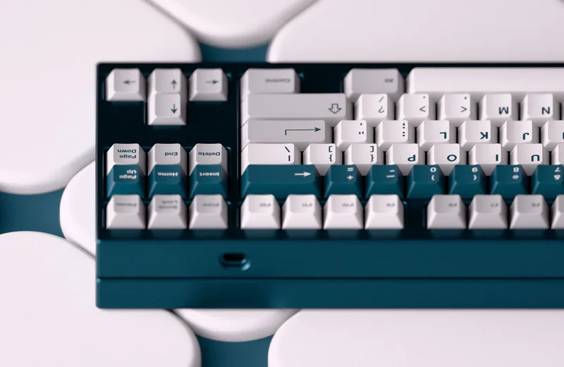 GMK_CYL_Prussian_Alert_-_TKL_CloseUp.jpg