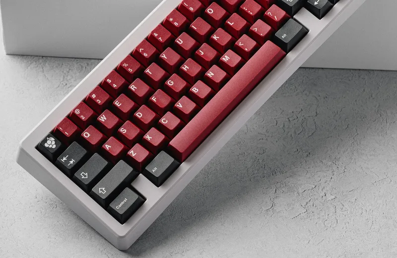 gmk_cyl_burgundy_keyboard_03_6ef822c8-7288-4407-90eb-7a6611303f51.jpg