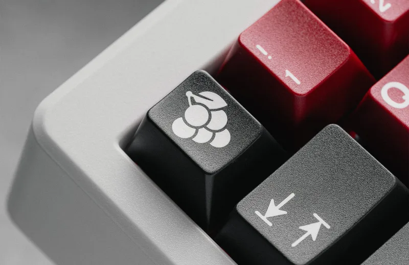 gmk_cyl_burgundy_keyboard_05_2bdafdb1-1130-4124-a4ab-987a18c8c50b.jpg