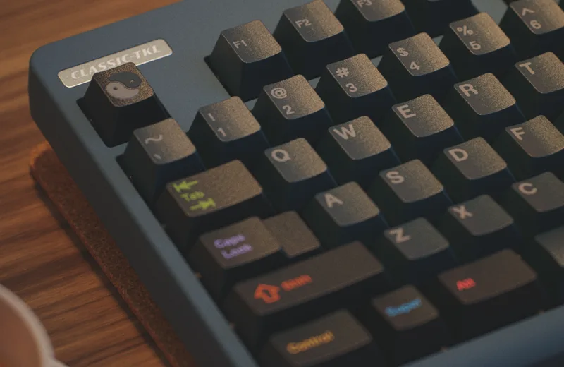 GMK_CYL_Solarised_Reborn_Desk_CTKL_CU.png